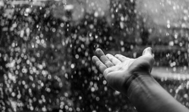 ସିଗାରେଟ ପିଉଥିବା ଝିଅ